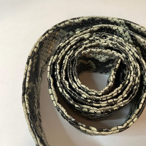 Super chic vegan leather snakeskin embossed black cream gray wrap belt! 🐍 - Picture 4 of 9